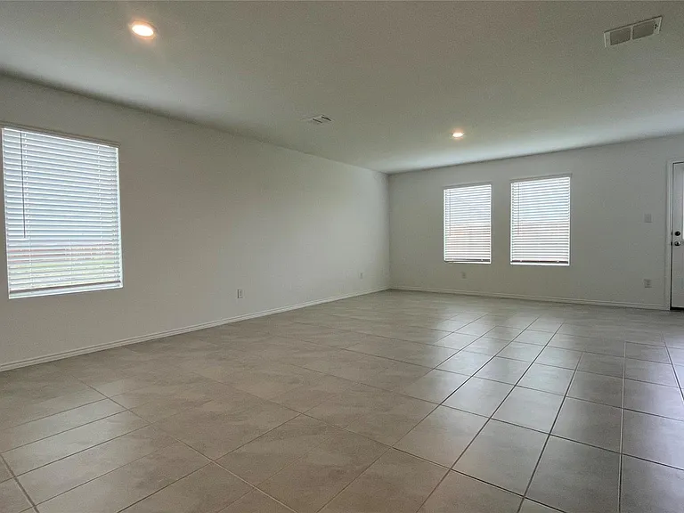 1130 Arborwood Dr — Photo 3