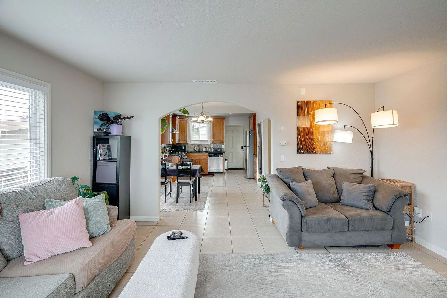 3 bed, 2.0 bath, 1194 sqft, $6,617 — Photo 2