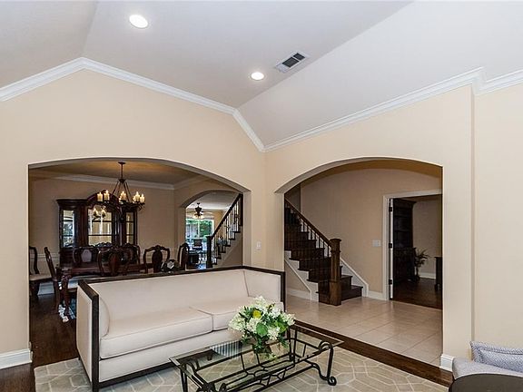 5th image of 832 Glen Garry Dr