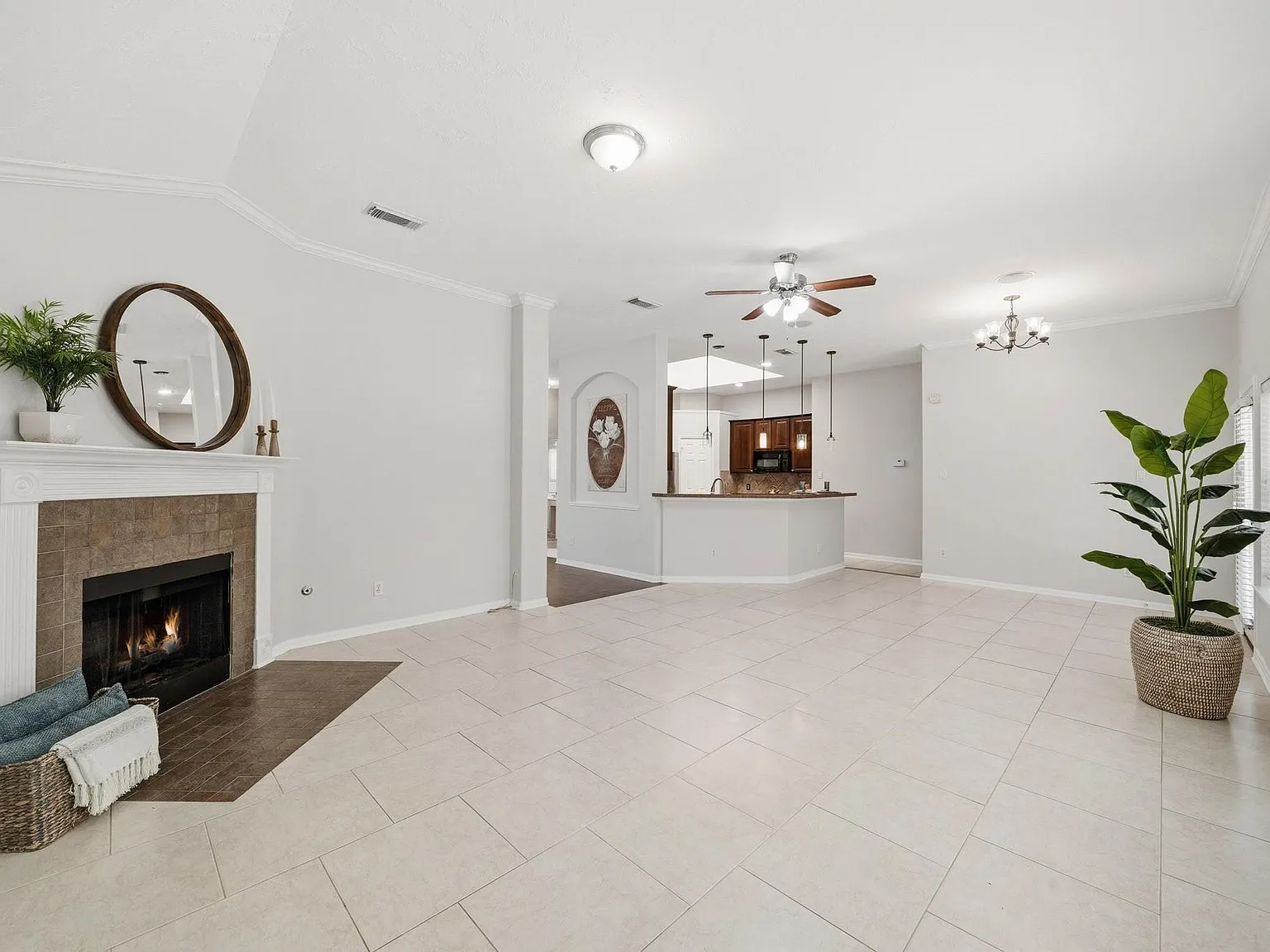 4 bed, 2.0 bath, 2825 sqft, $3,250 — Photo 3