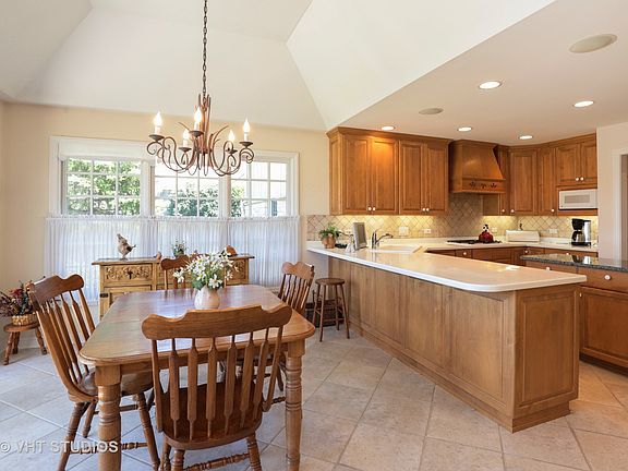 5th image of 634 Academy Woods Dr