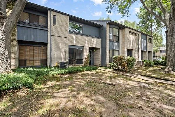 2 bed, 2.5 bath, 1229 sqft, $1,400 — Photo 2