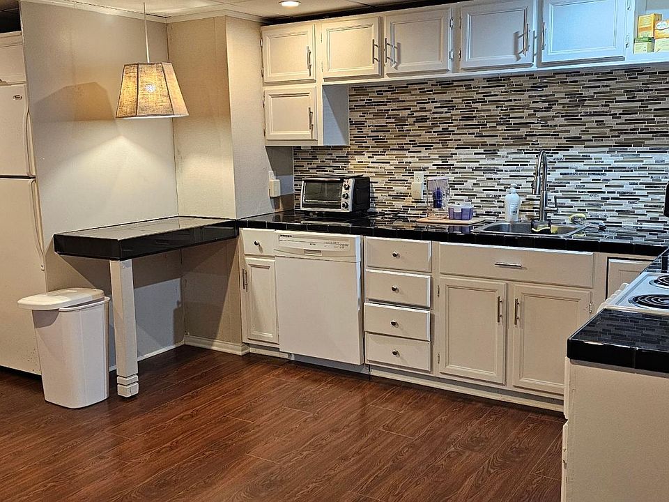 Note dishwasher and fridge/freezer