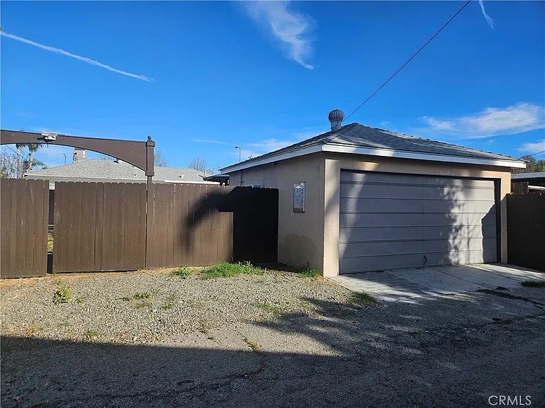 6907 White Oak Ave — Photo 48