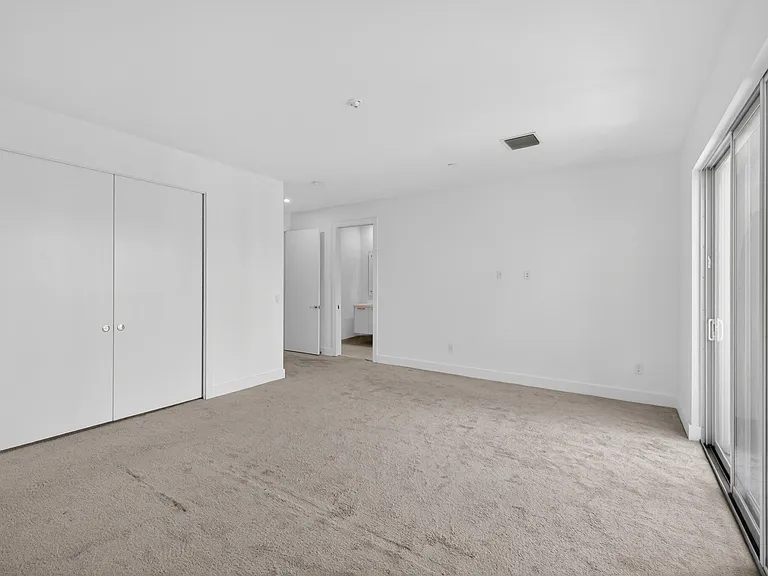 1044 NE 18th Ave #203 — Photo 17