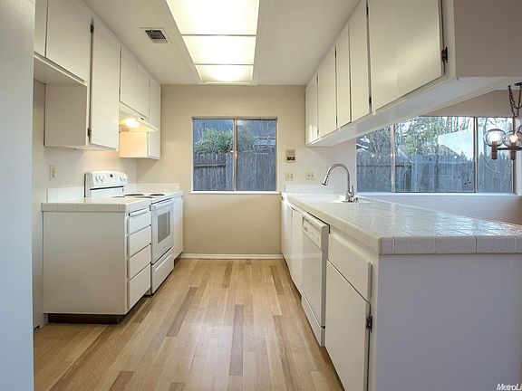 3rd image of 15 Park Vista Cir