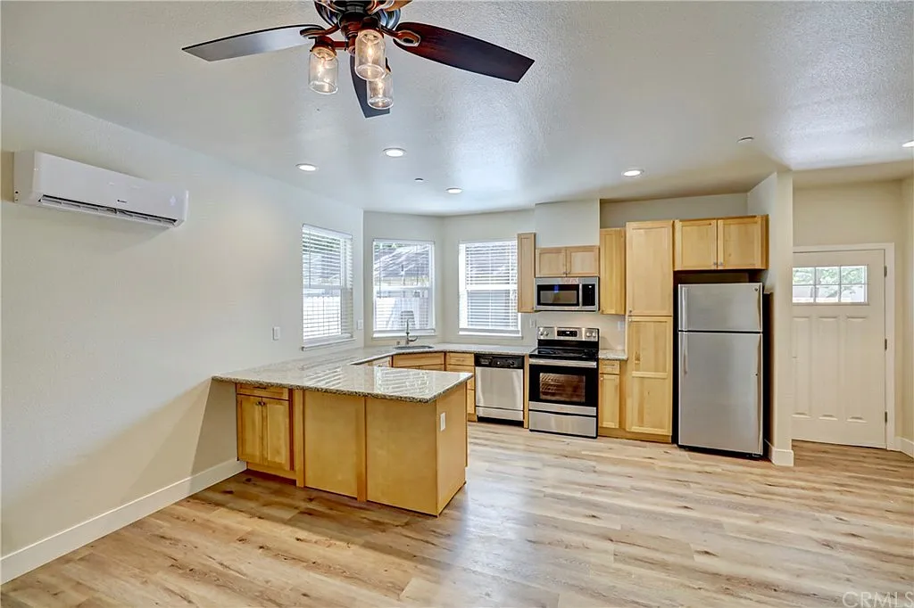 Building Photo - 330 Oak St #3
