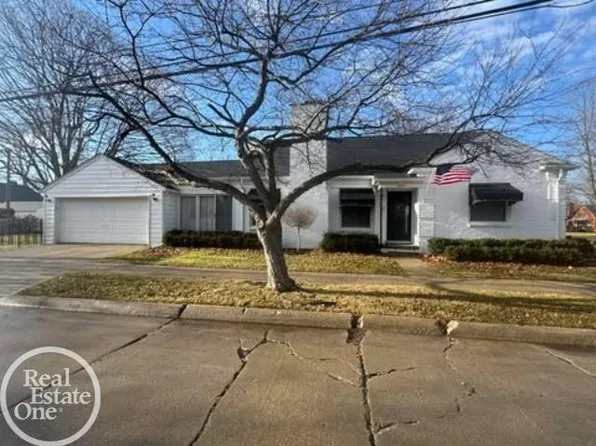 1843 Manchester Blvd, Grosse Pointe Woods, MI 48236