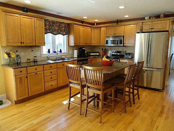 4th image of 11 Millers Brook Dr