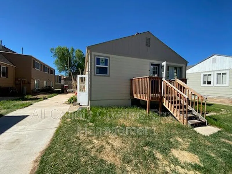 3 bed, 1.0 bath, 1036 sqft, $1,300 — Photo 2