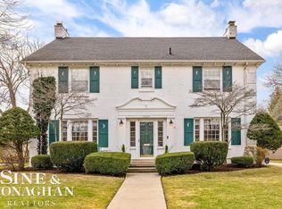 1037 Yorkshire Rd, Grosse Pointe Park, MI 48230