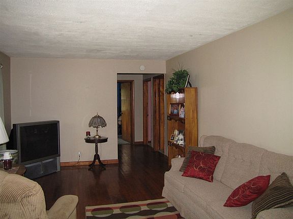 3rd image of 618 S Walnut St