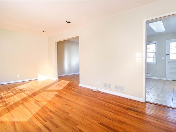 4th image of 3 Black Birch Ln