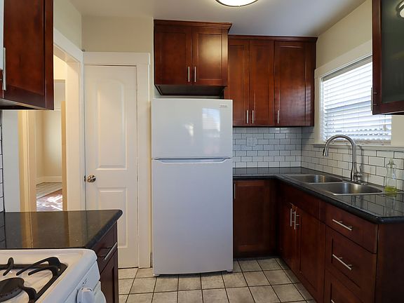 3rd image of 528 Page St APT B