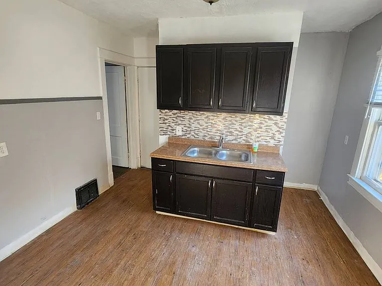 11702 Honeydale Ave — Photo 9
