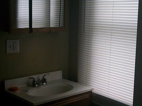 Bathroom, tub to the left