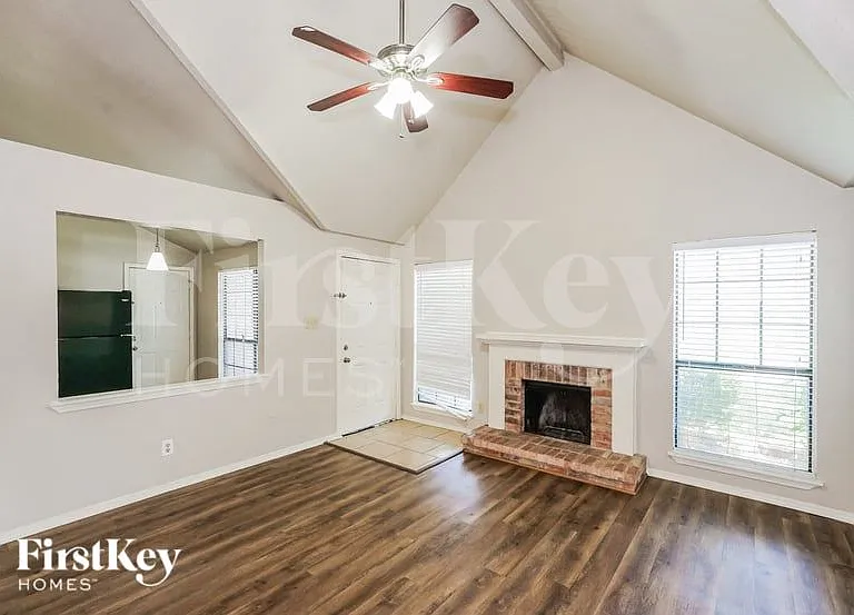 2404 Busch Dr — Photo 3