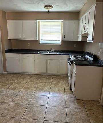 3rd image of 8010 Dorsett Dr