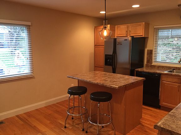 Room for table/chairs to lef