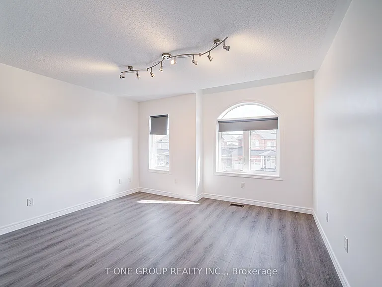 60 Lewis Ave — Photo 29