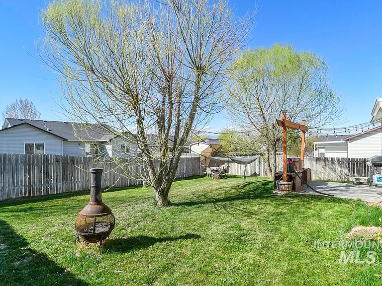 3924 Lexington St — Photo 11