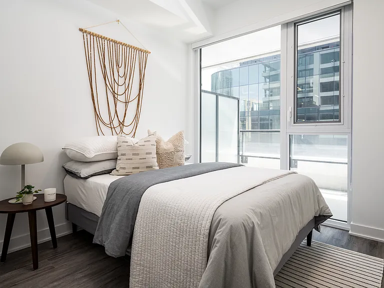 425 Wellington St W — Photo 38