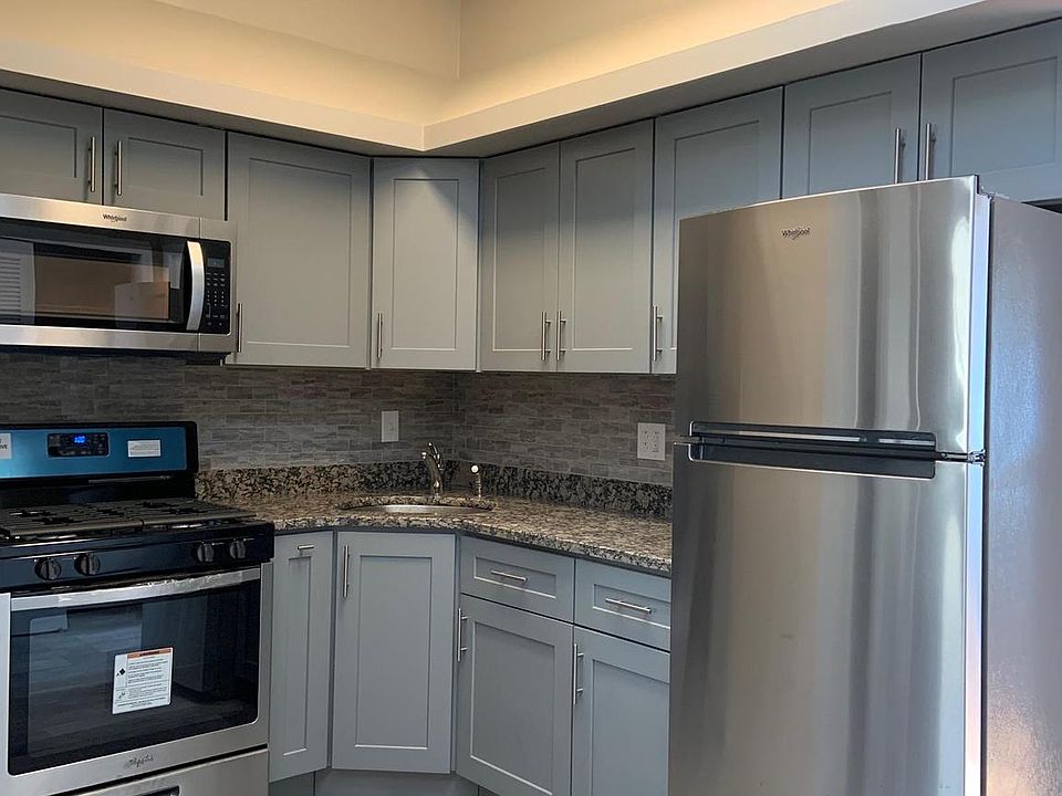 1st image of 913 Washington Ave #3