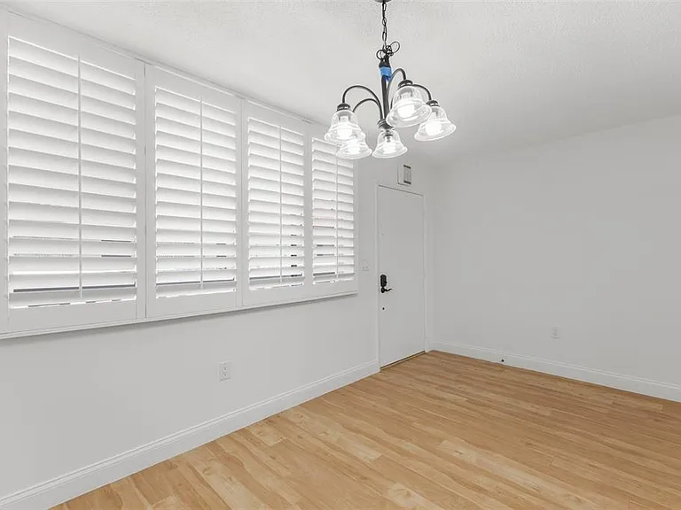 1001 Pearce Dr #302 — Photo 9