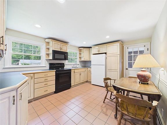 4th image of 24 Sweet Fern Dr