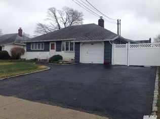 27 Oxford Rd, Massapequa, NY 11758