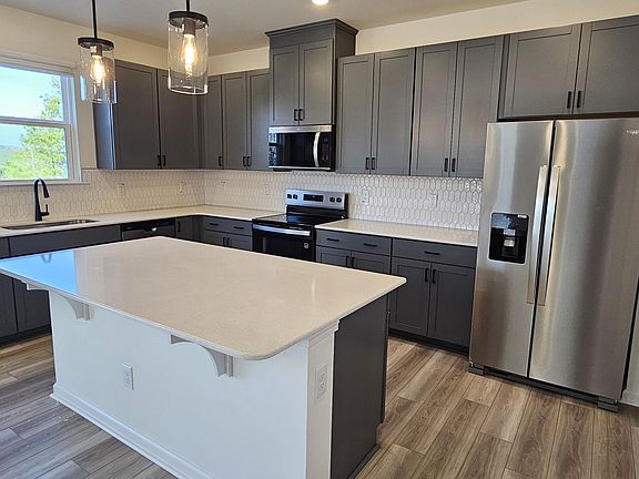 4th image of 23 Chestnut Oak Ln