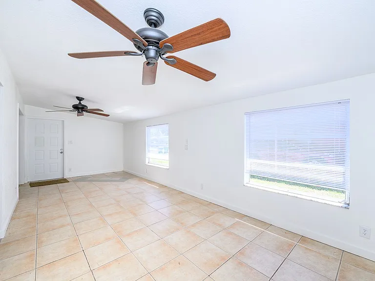 510 Sharon Cir — Photo 14