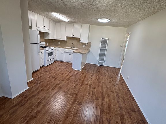 2nd image of 2720 W Victory Blvd APT C