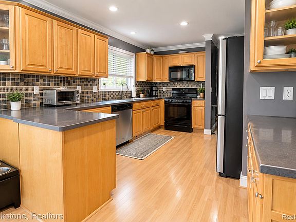 5th image of 52270 Birch Ct