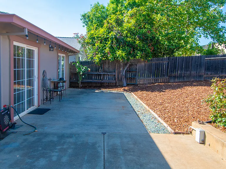 813 Comstock Dr — Photo 17