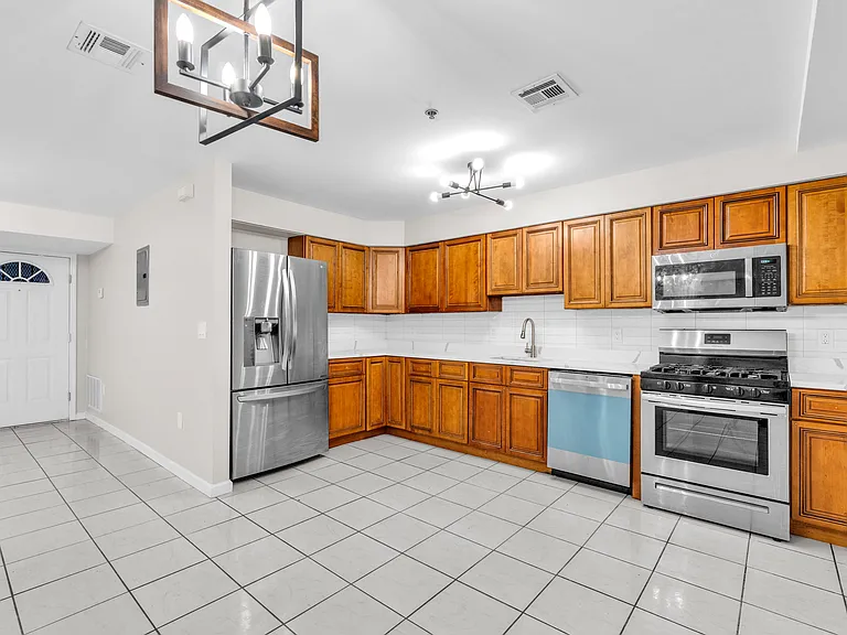 15-17 Wharton St #1 — Photo 1