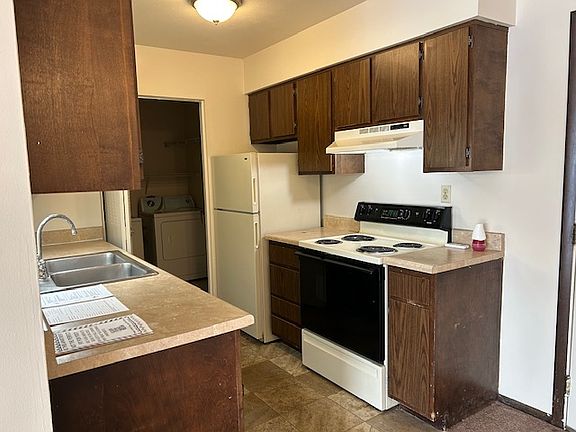 3rd image of 5620 Beachwood Dr #F