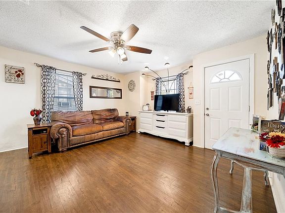 3rd image of 1009 Lincoln St