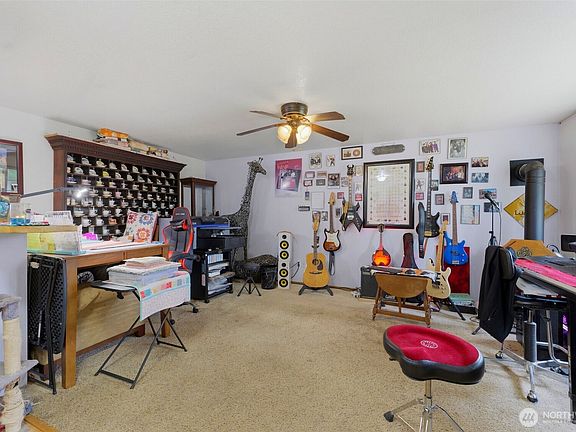 4th image of 130 E Rainbow Drive