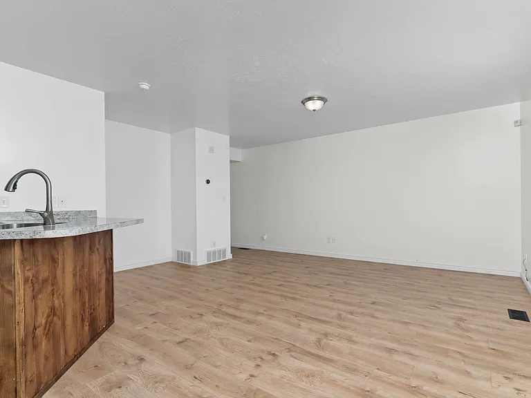 246 S 1800 E — Photo 9