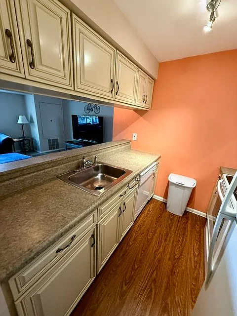 1 bed, 855 sqft, $895 — Photo 2
