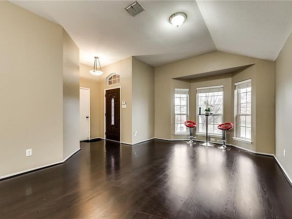 4th image of 404 Shadow Grass Ave