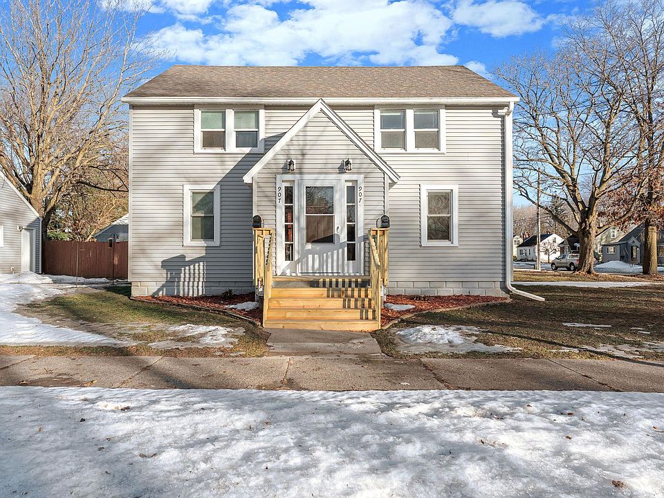 1st image of 907 8th St SE