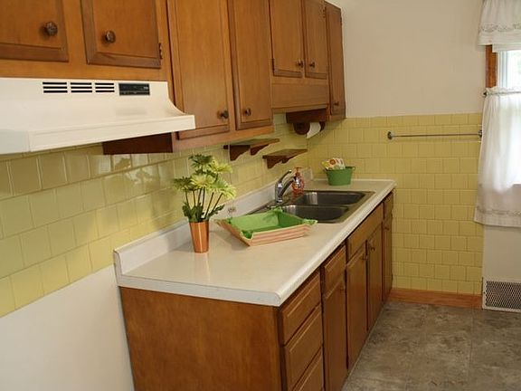 kitchen sink/cabinets