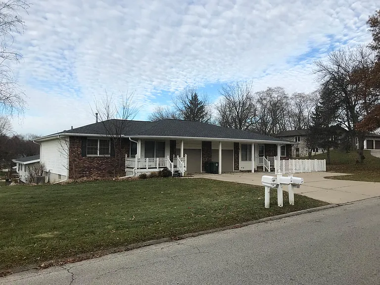 272 S Hackett Rd — Photo 1