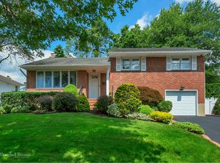 1 Ruey Pl, Plainview, NY 11803