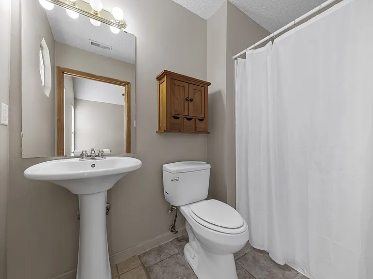 948 N Pine St — Photo 16