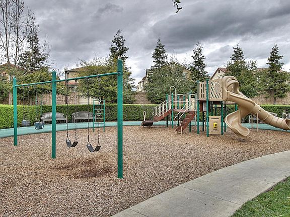 4th image of 48964 Woodgrove Cmn
