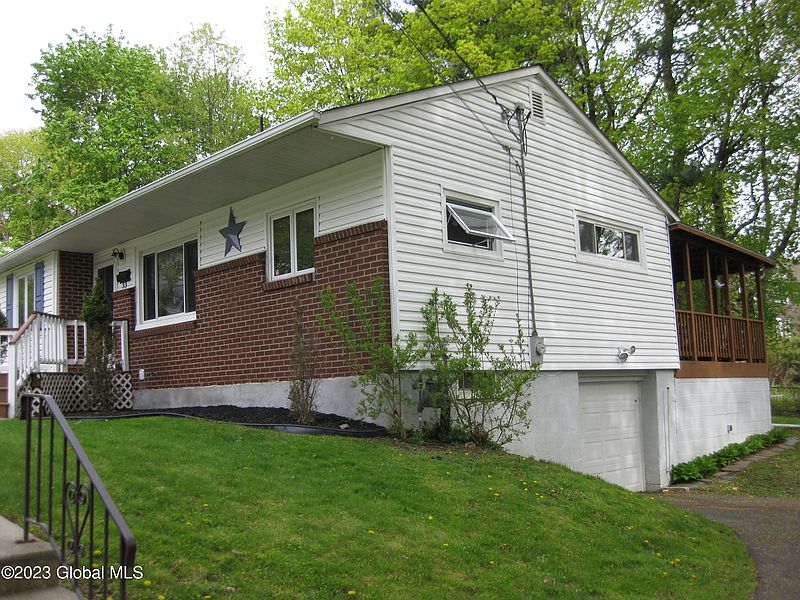 3rd image of 33 Parkview Court