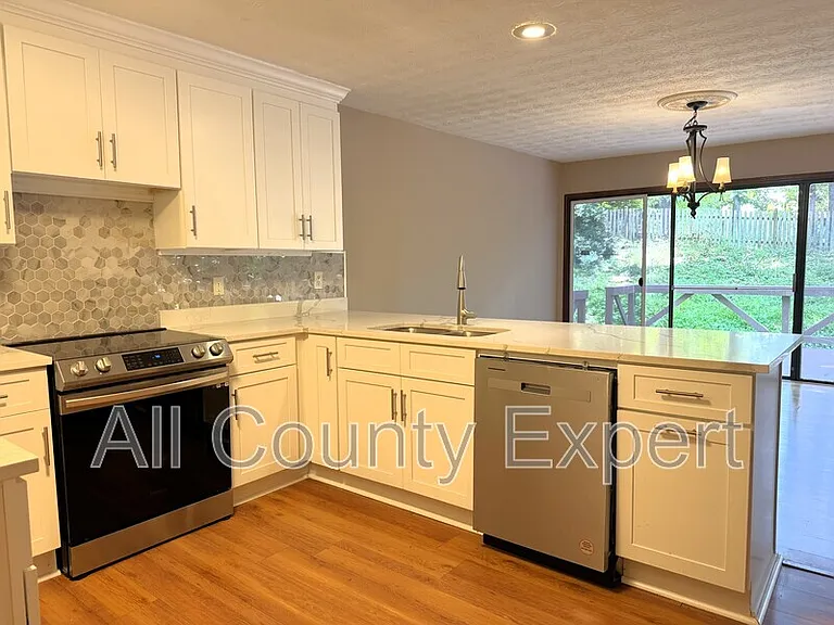 1302 Colony Dr — Photo 4